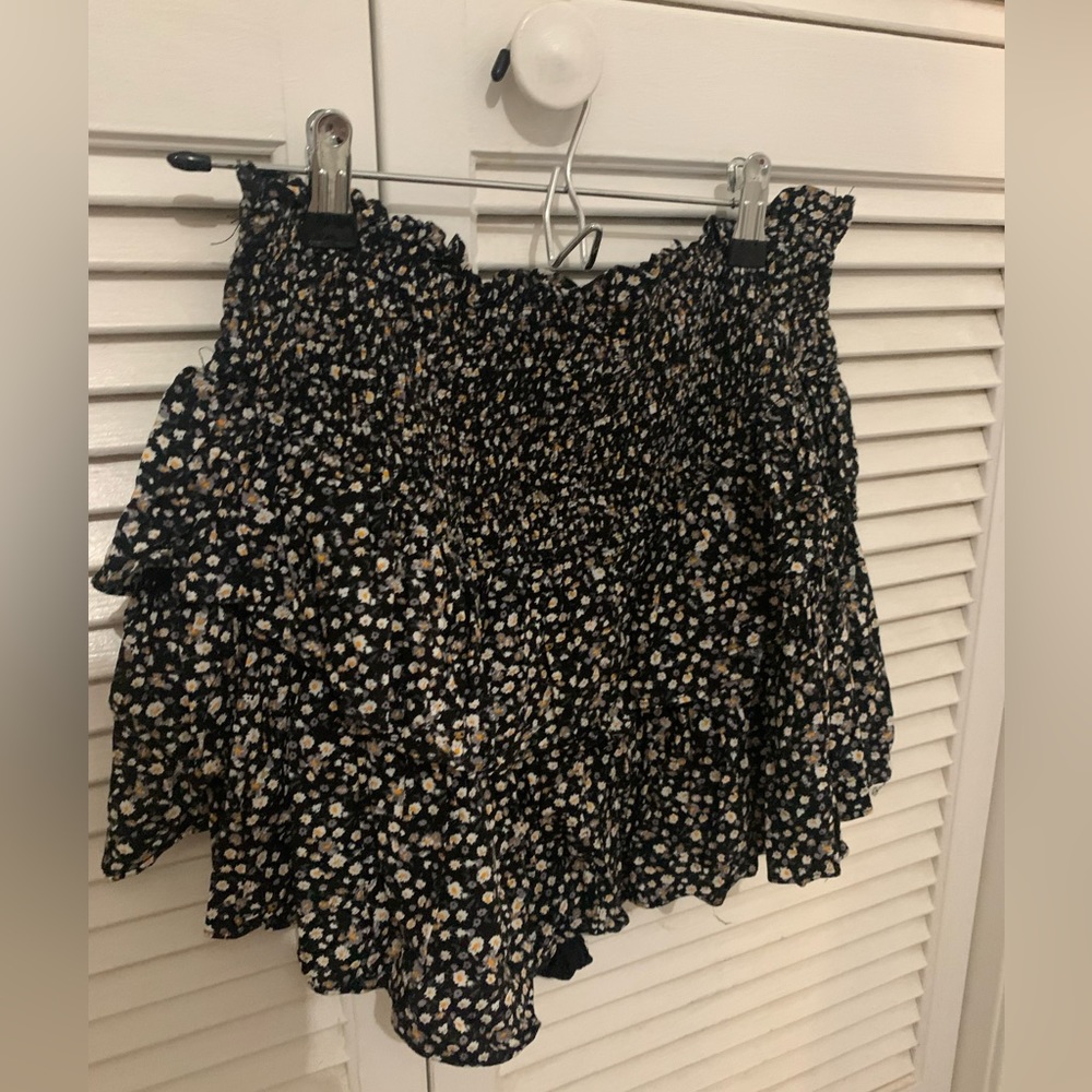 C’ Isa Black & White floral ruffled shorts